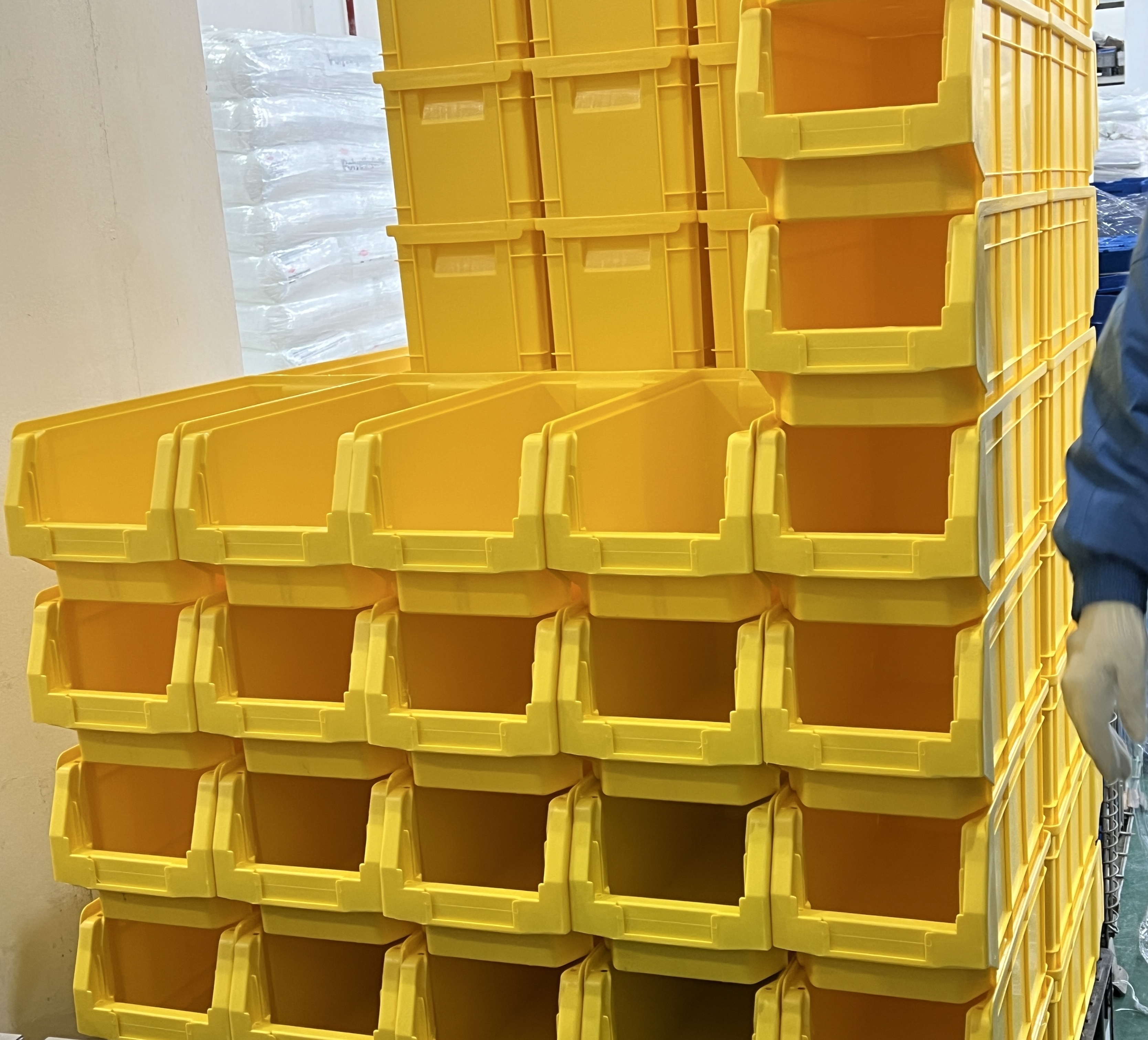 Derniers blogs de l'entreprise sur Maximiser l'efficacité de l'entrepôt avec des conteneurs en plastique empilés et suspendus