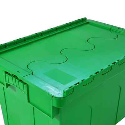 Grandes caisses en plastique avec couvercle dans une boîte de stockage logistique